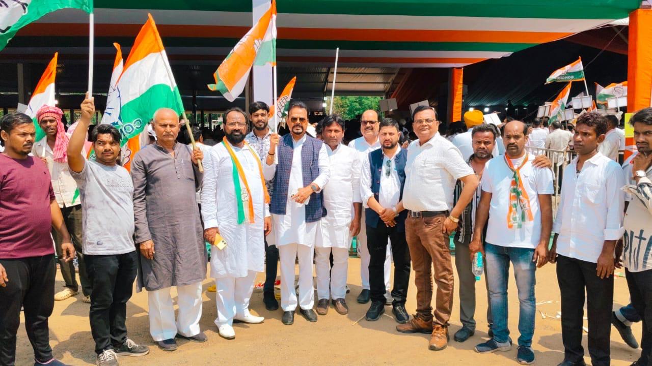 रांची रैली में कांग्रेस नेता अशोक सिंह के साथ धनबाद से शामिल हुए बड़ी संख्या में कांग्रेसी