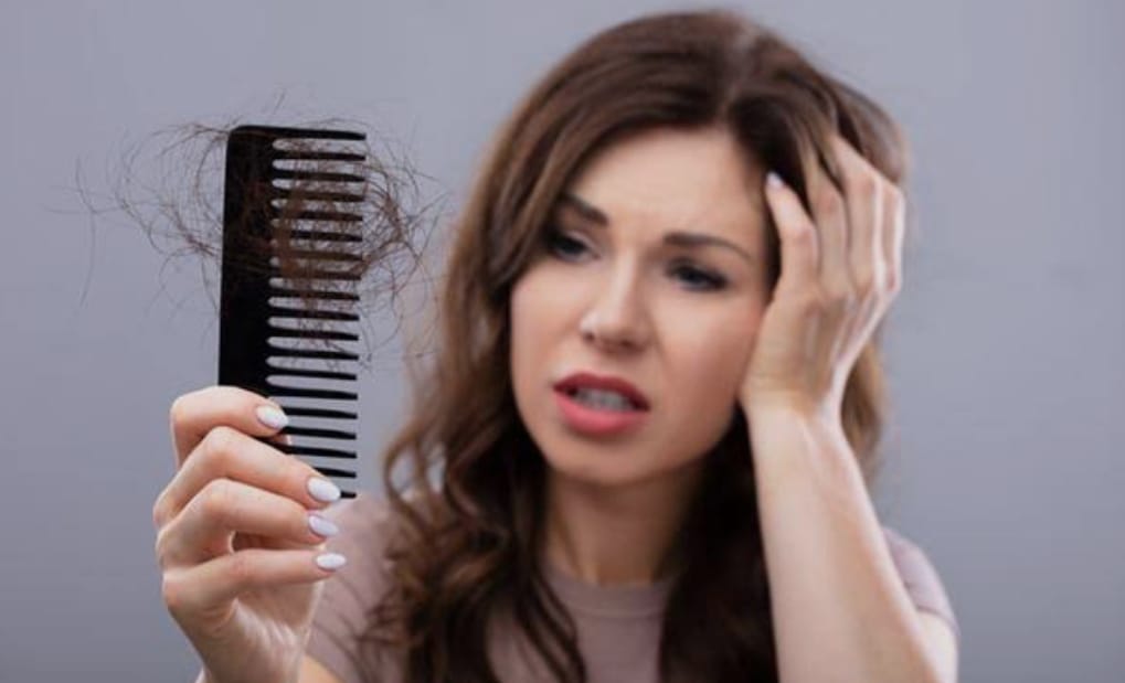 बालों का झड़ना नहीं रुक रहा? कहीं आपकी ये 6 आदतें तो नहीं है इसकी बड़ी वजह