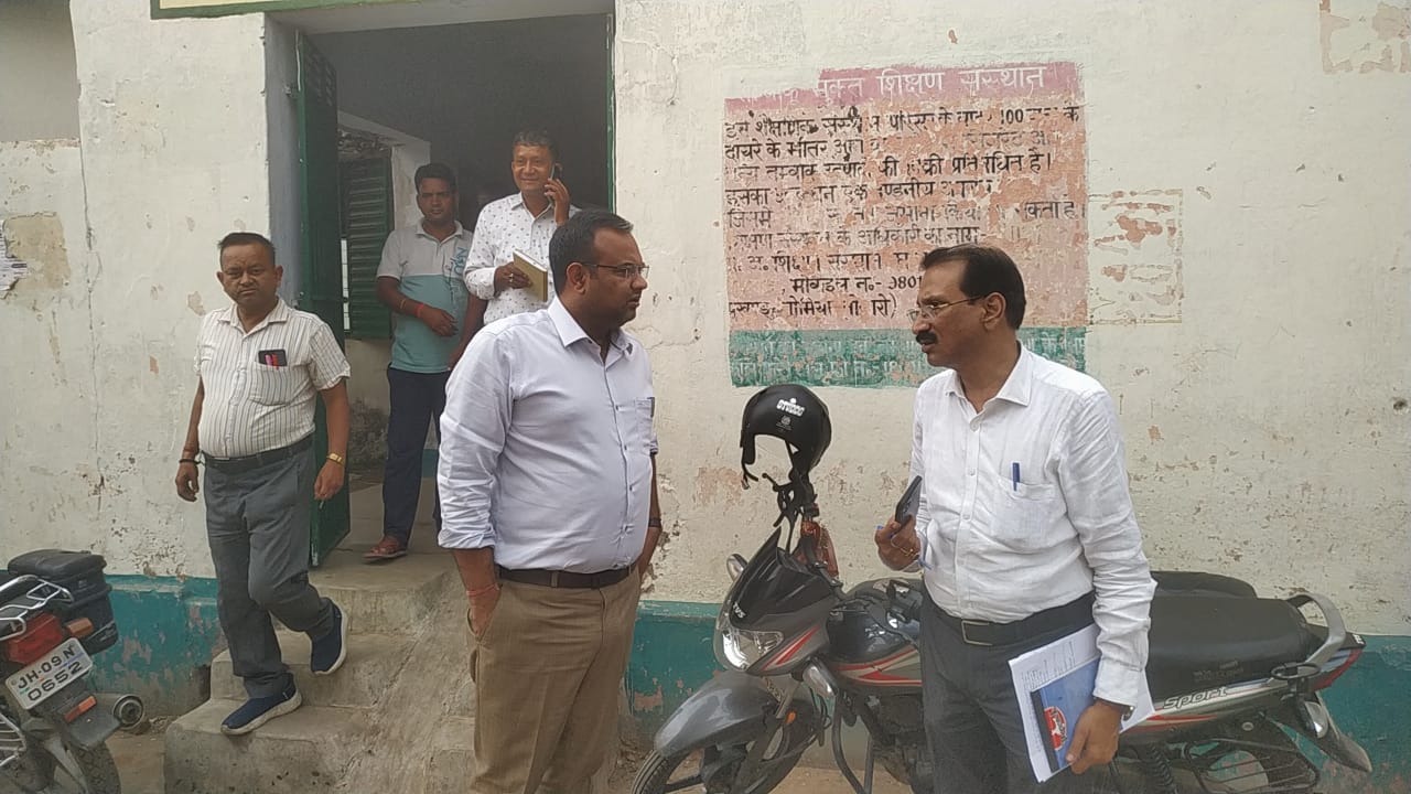 अश्लील बातें कर छात्राओं को बैड टच करता था टीचर, स्कूल में जांच करने पहुंचे शिक्षा अधीक्षक तो मच गया हड़कंप