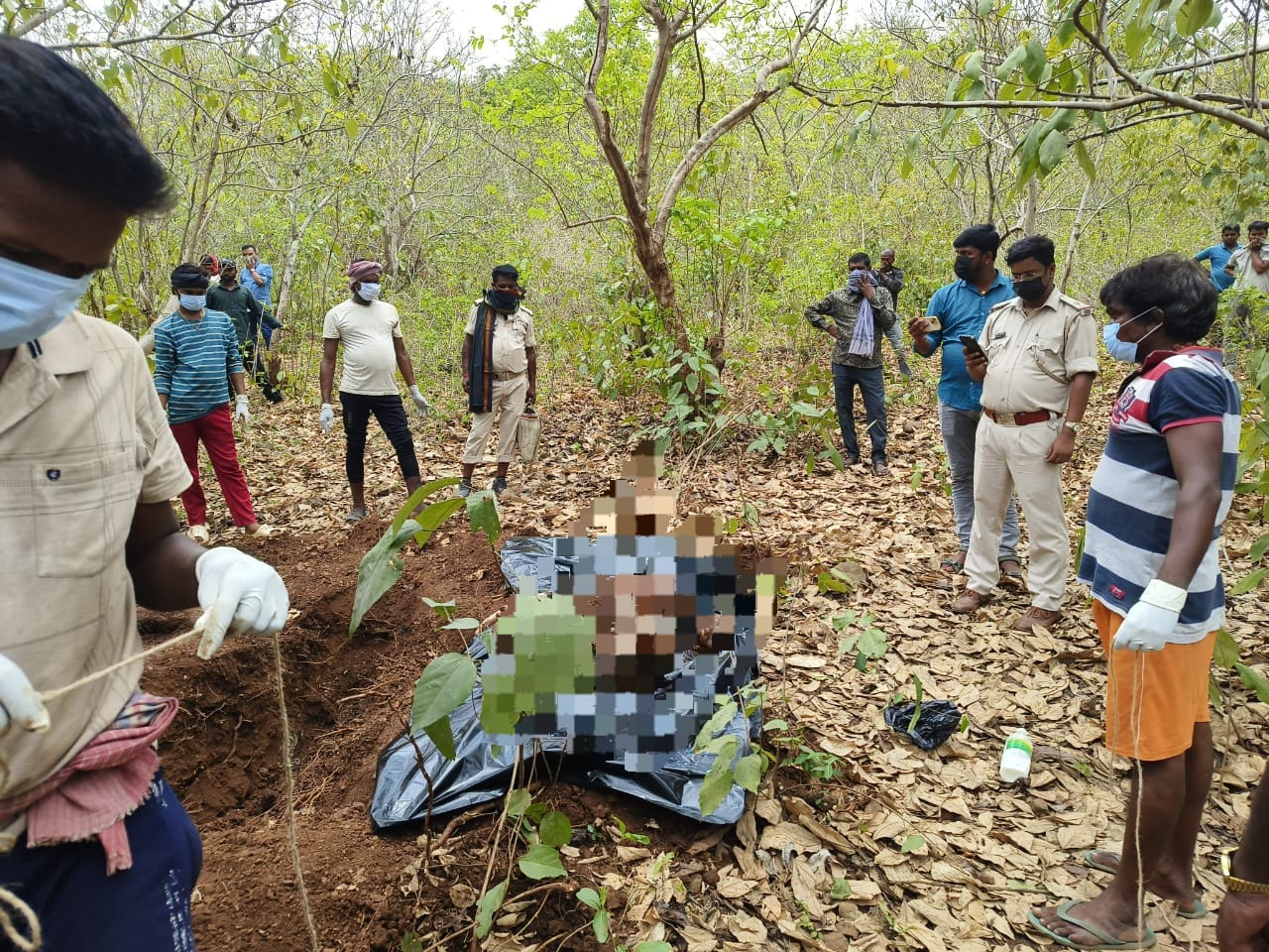 साहिबगंज: माला बेचने आए युवक की पीट-पीटकर हत्या, पुलिस ने बारह दिन बाद कब्र खोदकर निकाला सड़ा-गला शव