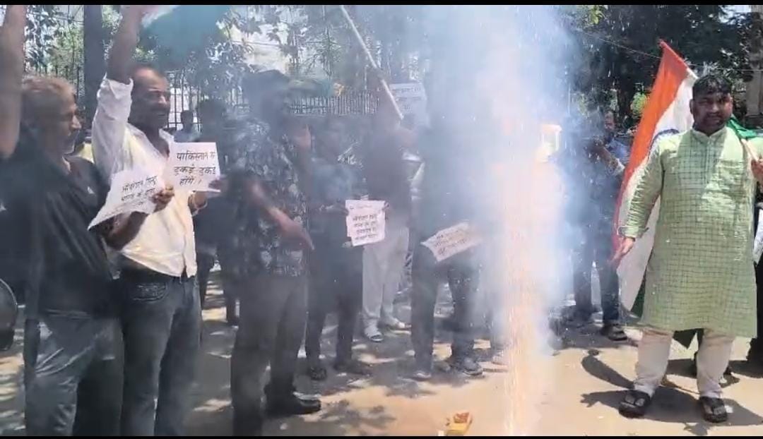 ऑपरेशन सिंदूर की सफलता पर लोगों ने मनाया जश्न, पटाखे फोड़े, मिठाइयां बांटी और कहा-अब पाकिस्तान हो जाए सावधान