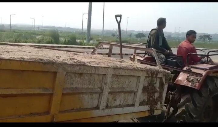 पुलिस-माफिया के मिलीभगत से आदित्यपुर में  बालू का अवैध खनन जारी, दो ट्रैक्टर जब्त