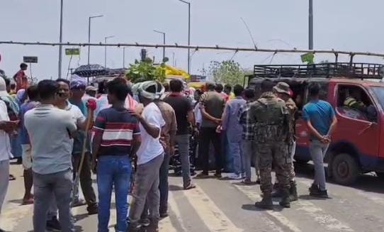 सरायकेला:शराब दुकान बंद करने के विरोध में ग्रामीणों का हल्लाबोल, सड़क जाम कर किया जोरदार प्रदर्शन