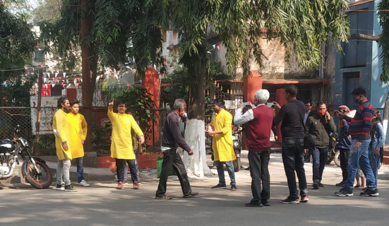 नई दिल्ली से आए युवाओं ने नुक्कड़ नाटक के जरिए लोगों को कुष्ठ रोग के प्रति किया जागरूक