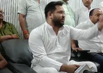 बिहार में हो रहे सड़क हादसों पर तेजस्वी यादव का बयान, कहा-सड़क पर मक्का सूखने से हो रहे सड़क हादसे, सरकार आयी तो करेंगे व्यवस्था