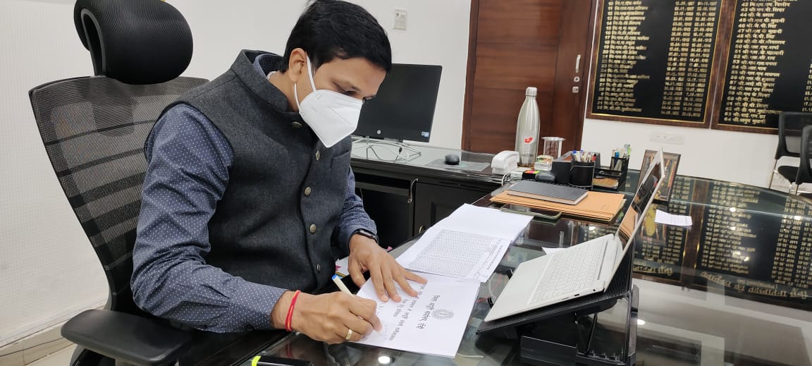 उपायुक्त छवि रंजन ने की समीक्षा बैठक,शतप्रतिशत खाद्यान्न वितरण नहीं होने पर जताई नाराजगी,हरा राशन कार्डधारियों को लाभ सुनिश्चित कराने का दिया निर्देश