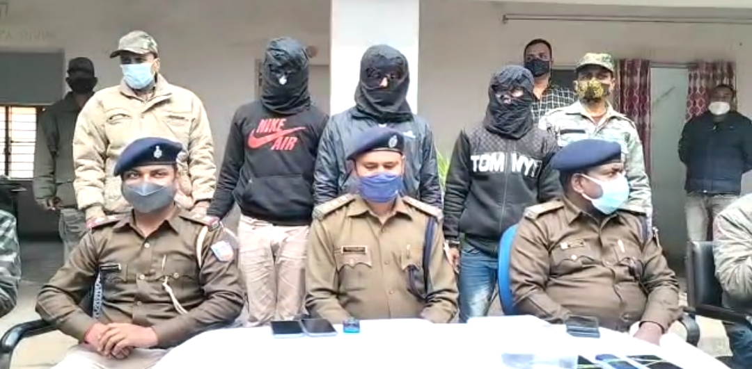 पुलिस ने  पिकअप वैन से छिनतई करने वाले तीन आरोपी को किया गिरफ्तार, एक फरार