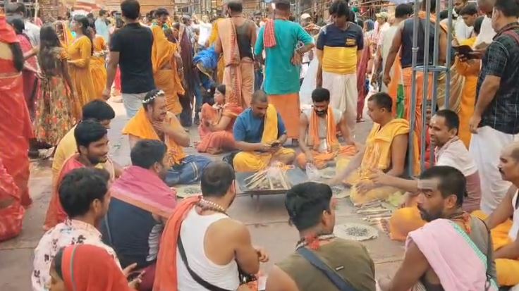 देवघर बाबा मंदिर में पुरोहितों ने की विशेष पूजा, सैनिकों के शौर्य में वृद्धि व स्वस्थ्य रहने की हुई कामना