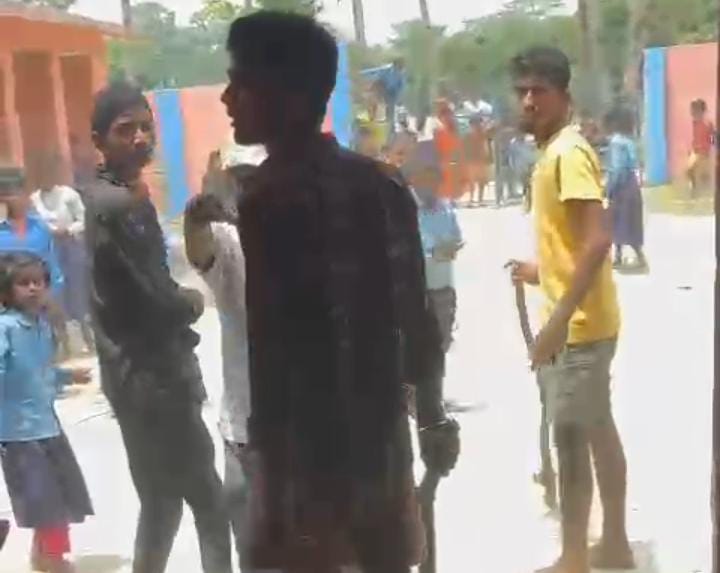 क्यों हिंसक बन रहे हैं बिहार के शिक्षक? युद्ध का मैदान बना ये स्कूल, सहायक शिक्षक ने हेडमास्टर को पीटकर किया लहूलूहान, देखें वीडियो