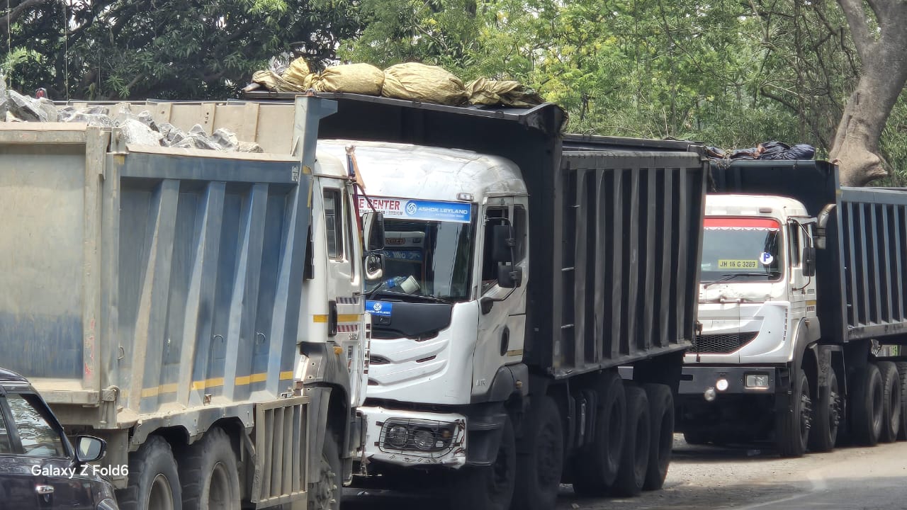 पाकुड़ में अवैध खनन और नियम उल्लंघन पर प्रशासन का बड़ा प्रहार, 12 हाइवा जब्त, माफियाओं में मचा हड़कंप