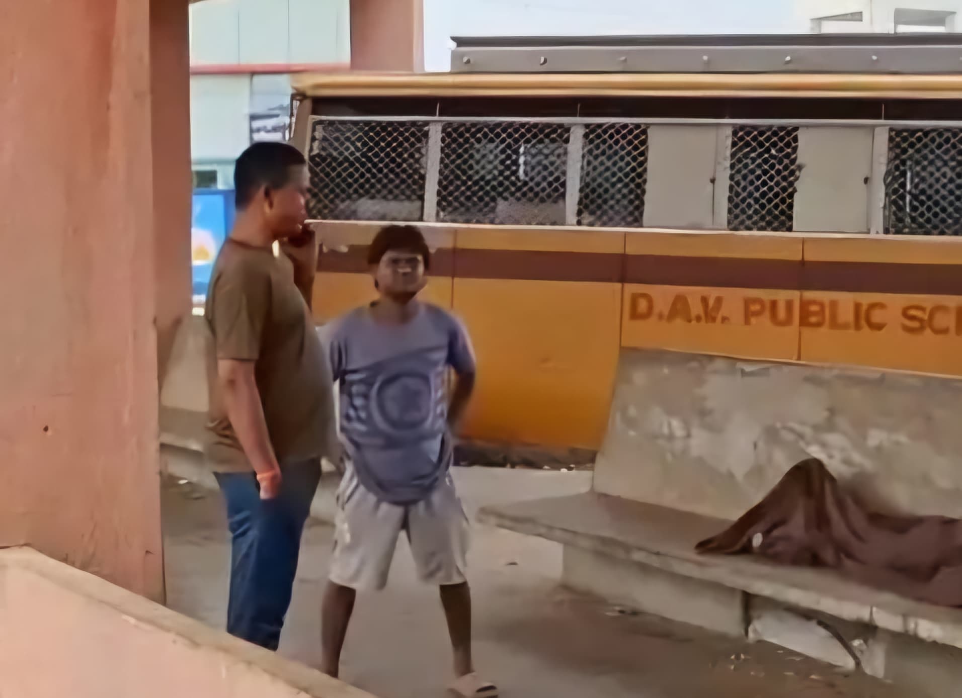 भीड़ के बीच गुमनाम मौत: पाकुड़ बस स्टैंड पर अज्ञात व्यक्ति का मिला शव, जांच में जुटी पुलिस 