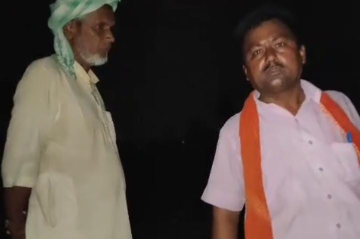 'अपना काम बनता...' जेसीबी से  कराया जा रहा था मनरेगा कार्य, विरोध करने पर सीएम सहित ग्रामीणों पर भड़का सनकी ठेकेदार, कह दी ये बात, देखें वीडियों  