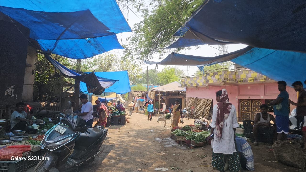 पाकुड़: हिरणपुर हॉस्पिटल सड़क पर सब्जी विक्रेताओं का अतिक्रमण, जनसुरक्षा पर खतरा, शिकायतों के बाद भी कार्रवाई नहीं