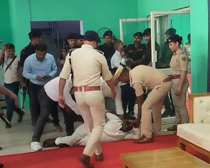 अरे ये क्या! अचानक मुख्यमंत्री के कार्यक्रम में गिरे जेडीयू सांसद अजय मंडल, पहुंचे ICU