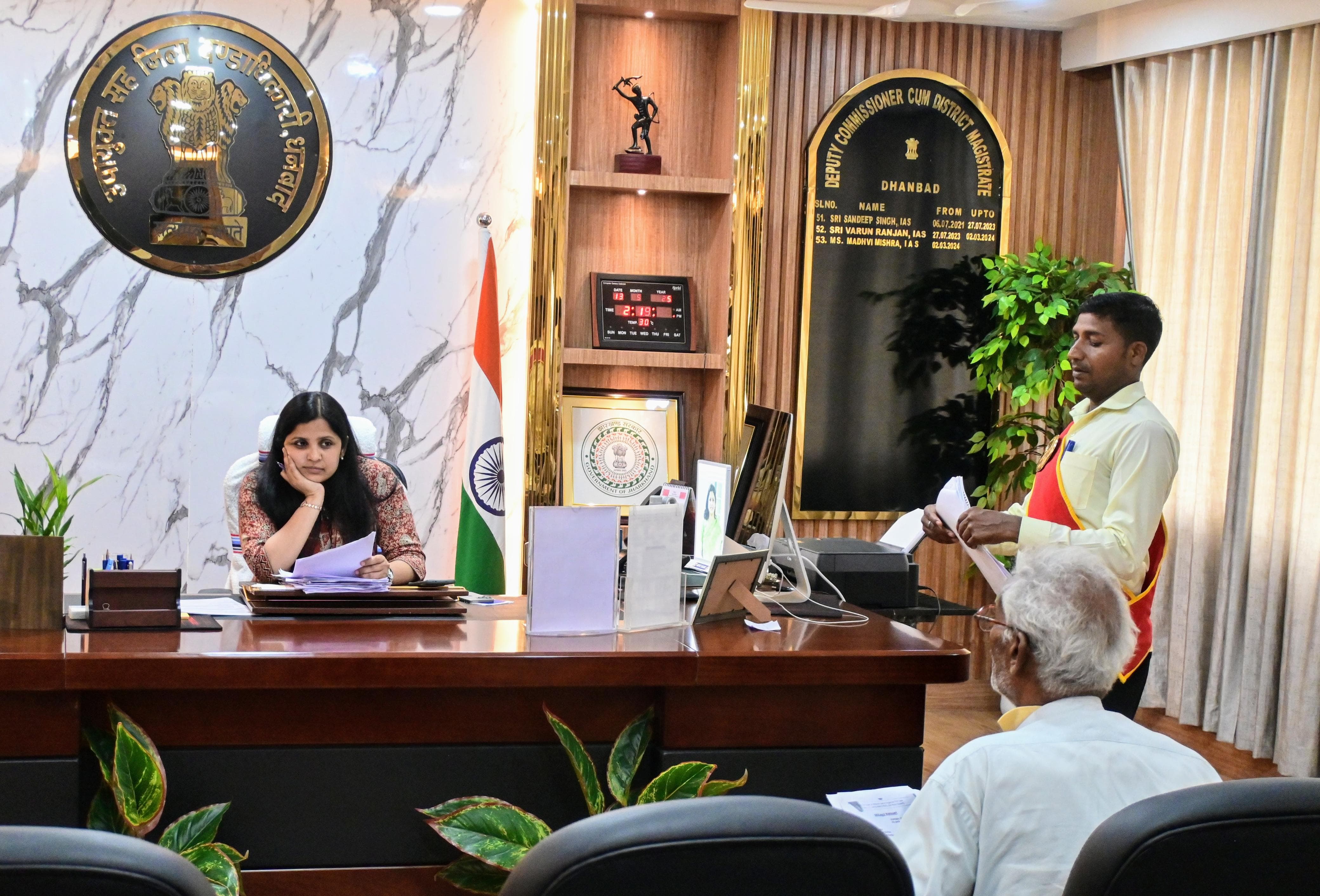 बुजुर्ग पिता की डीसी से गुहार: बड़ा बेटा और पुतोहू नहीं चलने दे रहे दुकान, मदद करिये मैडम