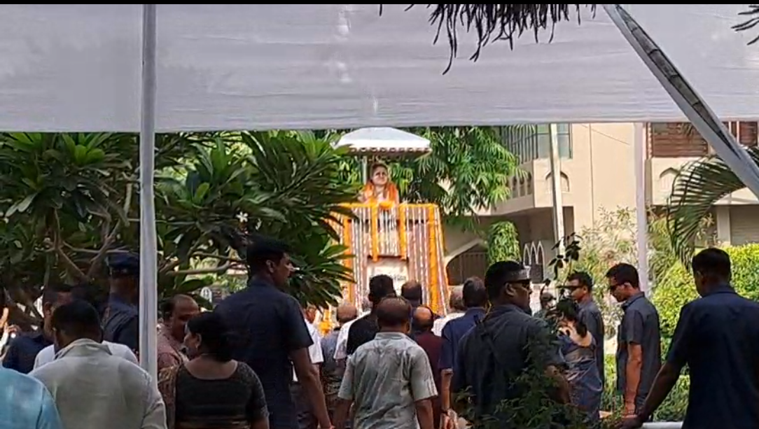 मुख्यमंत्री नीतीश कुमार ने पत्नी को किया याद, बेटे निशांत कुमार के साथ माल्यार्पण कर दी श्रद्धांजलि