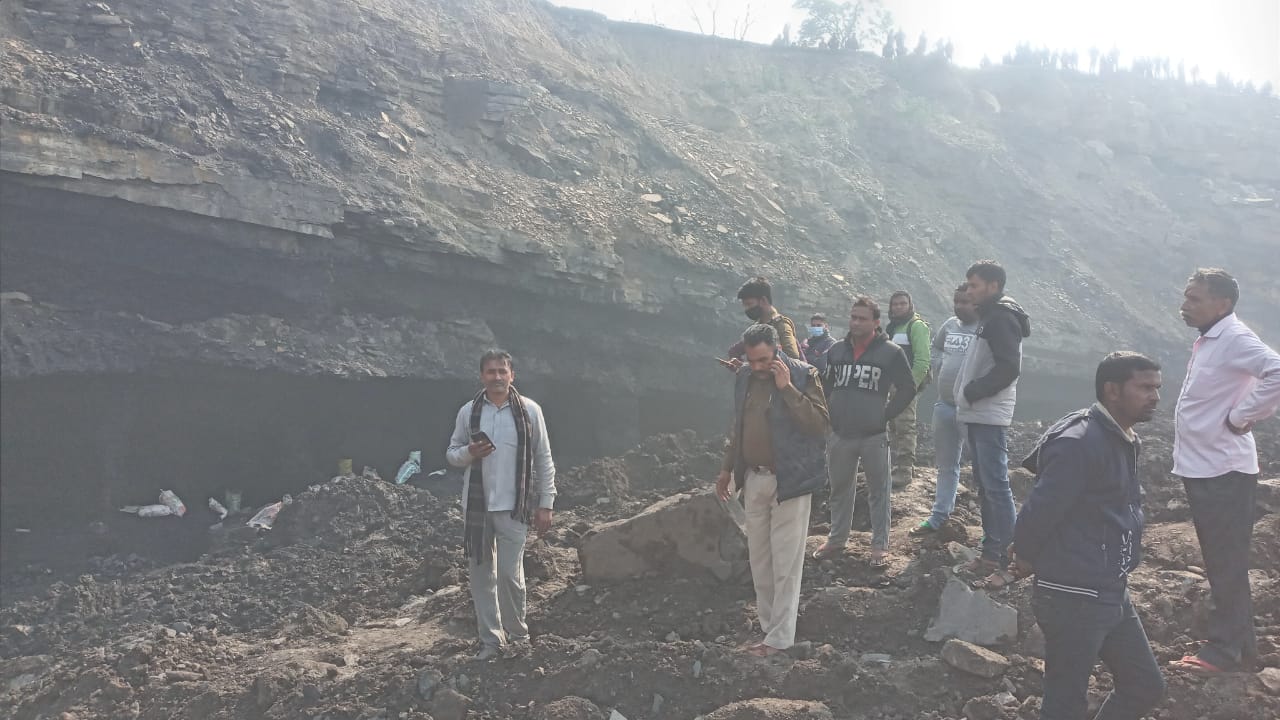 BREAKING NEWS :  धनबाद में बड़ा हादसा, चॉल घंसने से पांच लोगों की मौत, कुछ और लोगों के दबे होने की आशंका, राहत कार्य तेज