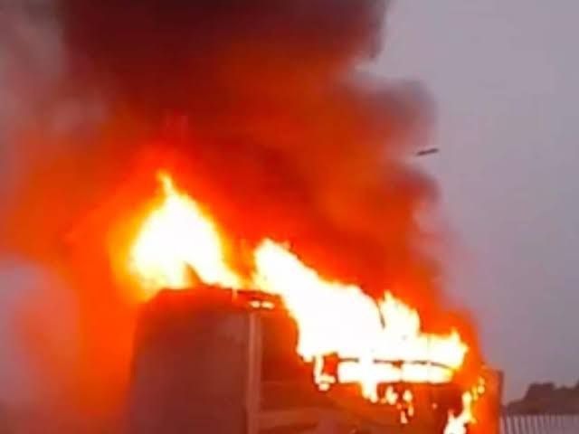 बड़ी खबर: दिल्ली से बिहार जा रही बस में लगी भीषण आग, 5 लोगों की जिंदा जलकर दर्दनाक मौत