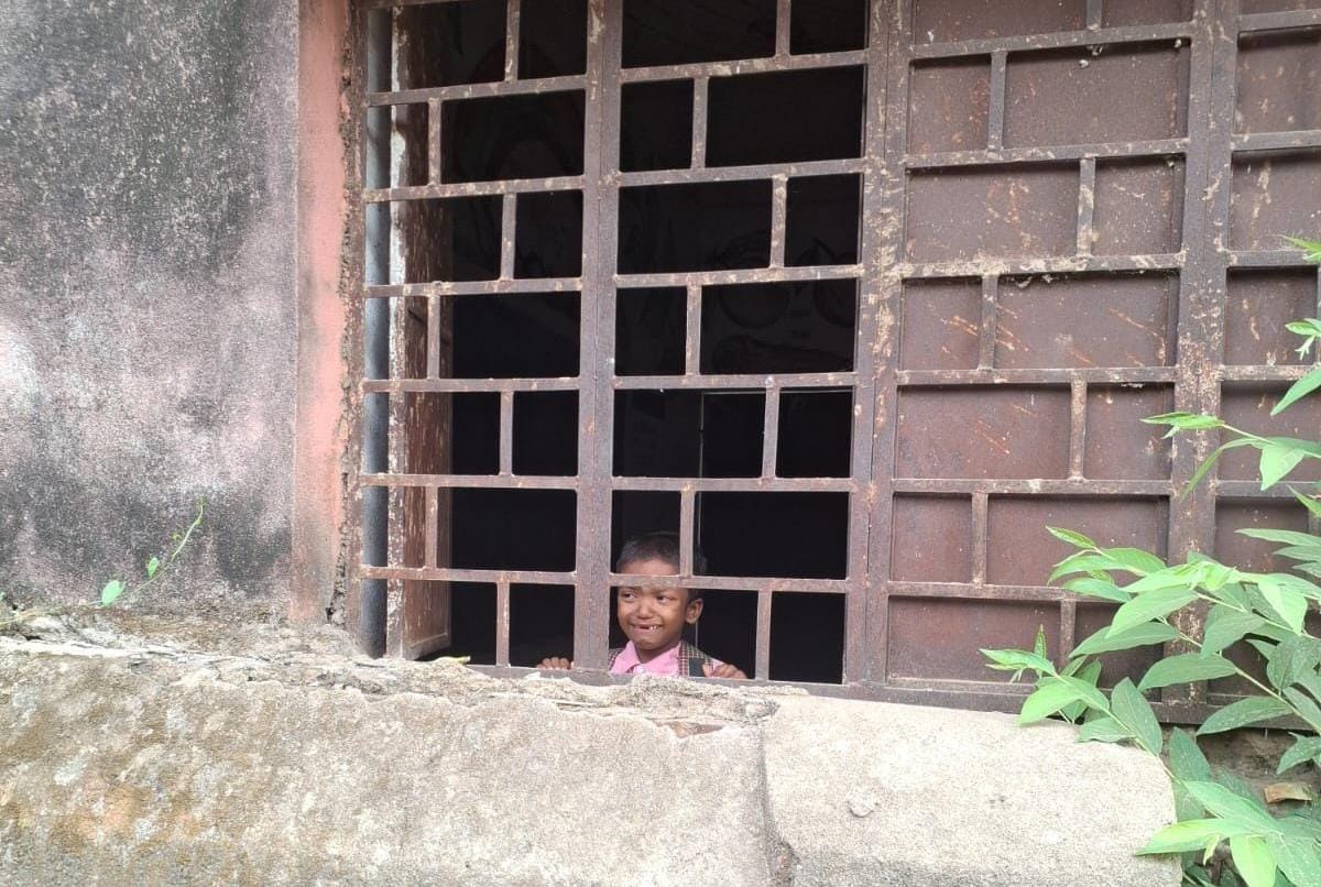 पाकुड़: स्कूल प्रशासन की बड़ी लापरवाही, छुट्टी के बाद क्लासरूम में ही छूट गई नन्ही सोनम, जब ग्रामीणों ने देखा तो.....
