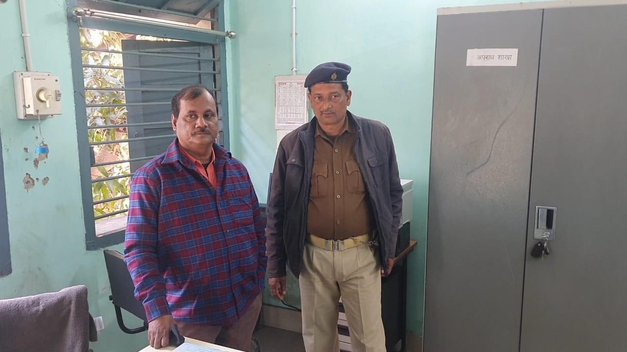 लाइन मैन से रिश्वत लेते बिजली विभाग का हेड क्लर्क  रंगेहाथ गिरफ्तार 