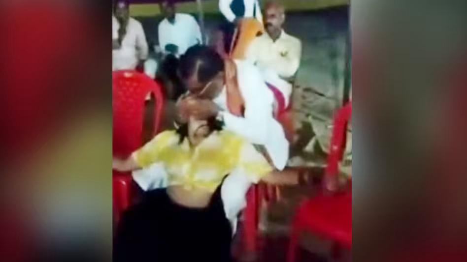 बीजेपी नेता की अश्लील हरकत, डांसर को गोद में बिठाकर किया लिप लॉक, video viral होते ही अब दे रहे ये सफ़ाई 