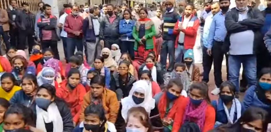 कोर्ट के आदेश पर दुकान सील करने पहुंचे नगर निगम के अधिकारी,   विरोध में दुकानदारों के साथ धरने पर बैठे विधायक