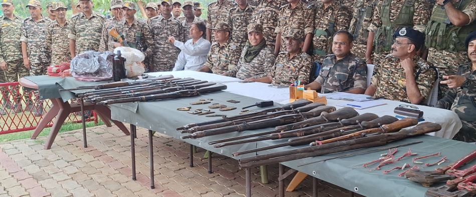 गिरिडीह पुलिस की बड़ी कार्रवाई, जंगल से नक्सली बंकर समेत भारी मात्रा में विस्फोटक किया बरामद