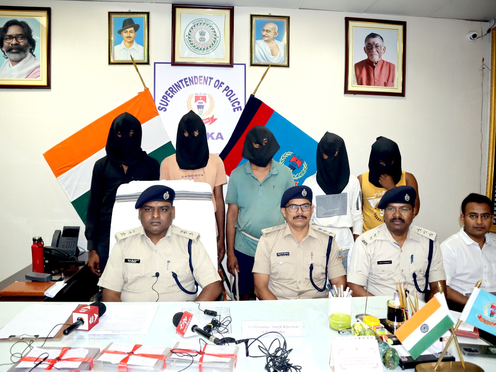 गूगल पर अपलोड कस्टमर केयर नंबर में अपना नंबर डाल करते थे साइबर ठगी, 5 शातिर गिरफ्तार