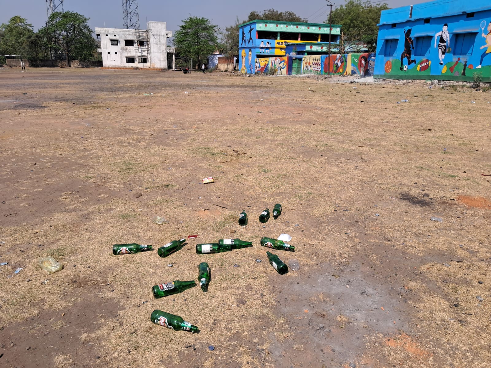 बेरमो: सुभाष नगर-फिल्ड क्वारी का खेल मैदान बन गया है सड़क, जुआरियों और शराबियों का लगा रहता है अड्डा 