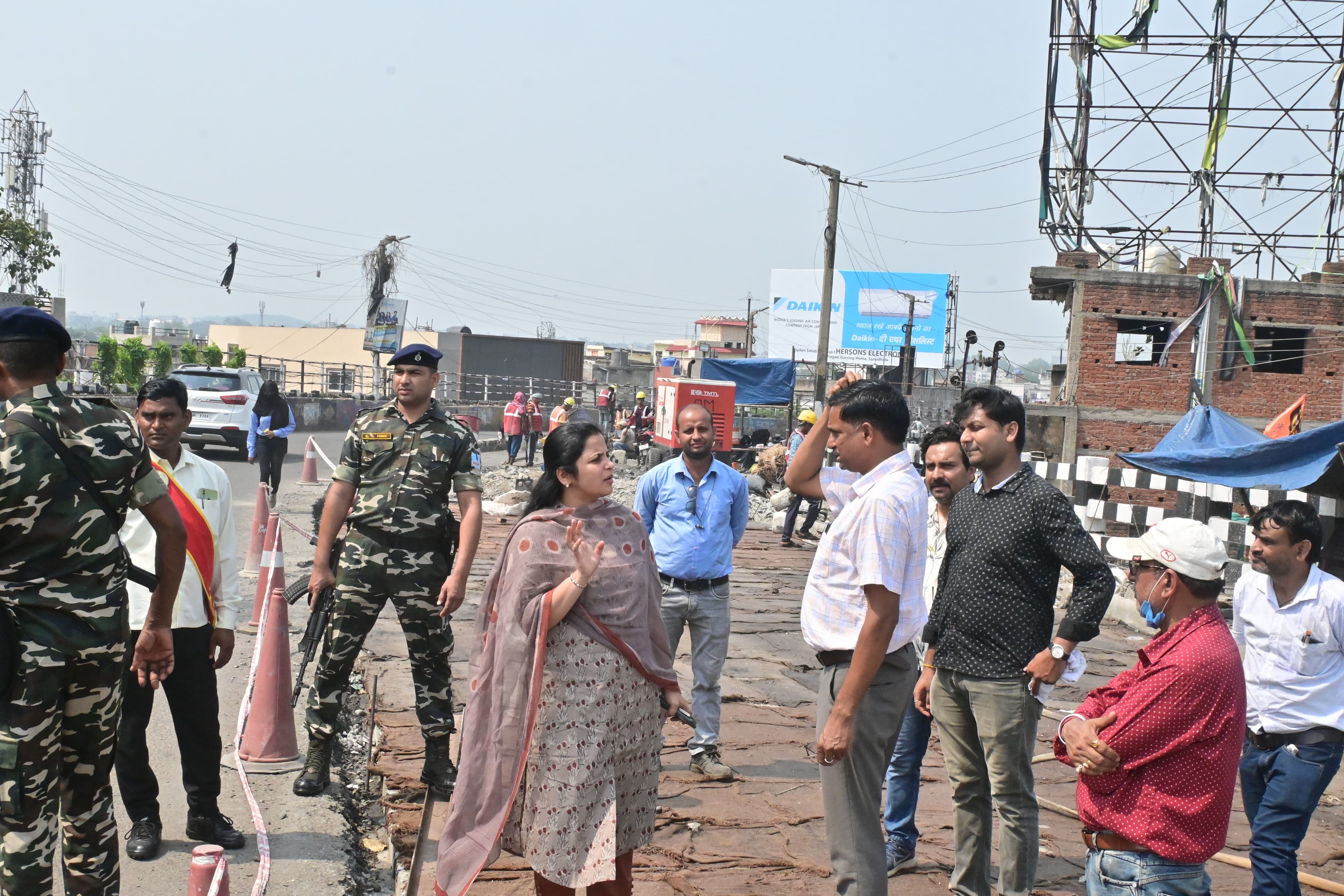 बिटुमिन नहीं ,कंक्रीट की बन रही नया बाजार फ्लाईओवर की सड़क, डीसी ने तय कर दिया काम पूरा होने का डेड लाइन ,पढ़िए