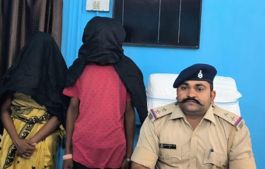 प्रेमी के साथ मिलकर पत्नी ने की पति की हत्या, शव को पेड़ पर लटकाया