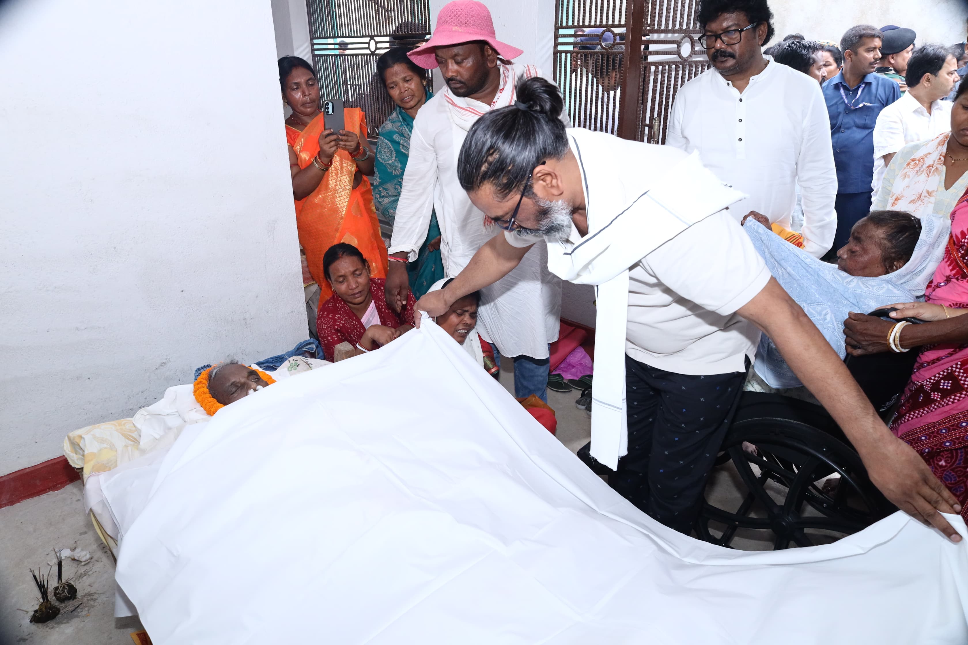 दिशोम गुरु शिबू सोरेन के भाई का निधन,सोरेन परिवार पर टूटा  दुखों का पहाड़,परिवार के साथ सीएम पहुंचे नेमरा   