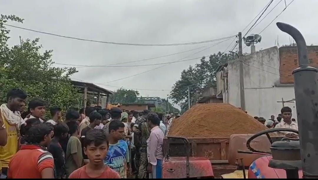 नन्हीं सी जान को रौंद गया रफ्तार का कहर: ओवरलोड बालू लदे ट्रैक्टर ने तीन वर्षीय मासूम की ली जान