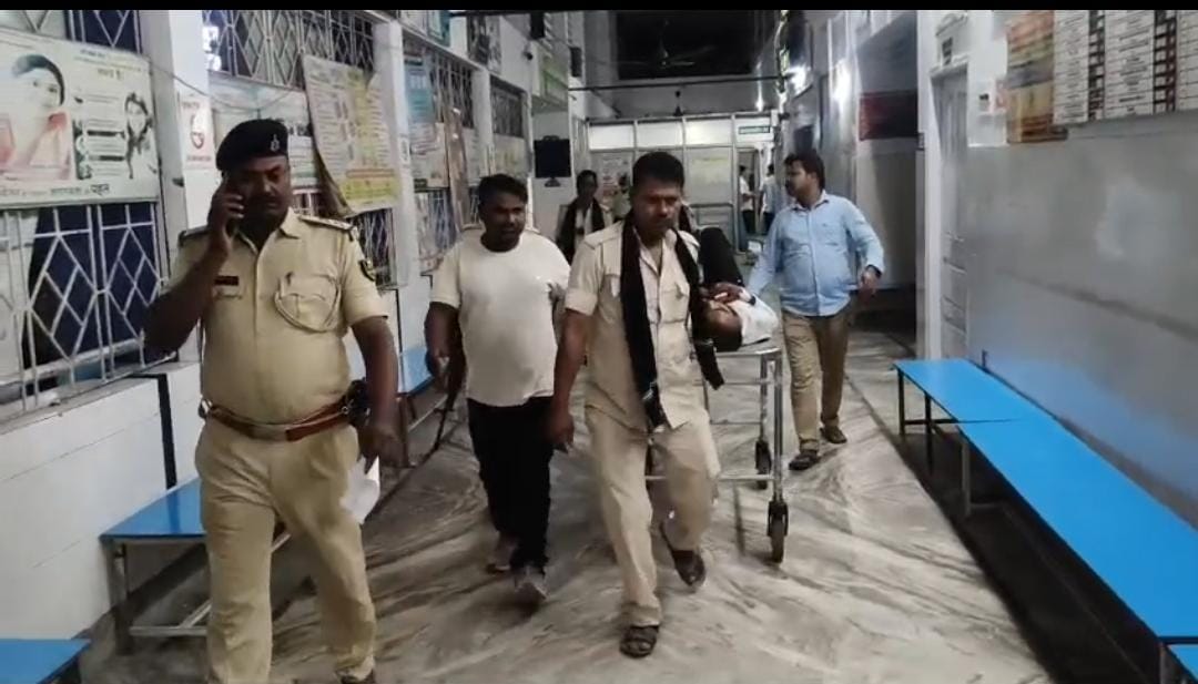 पुलिस और अपराधी के बीच मुठभेड़: 25 हजार का इनामी कुख्यात रणवीर महतो गिरफ्तार, पैर में लगी गोली