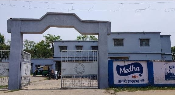धनबाद  मेघा डेयरी: पिता जब सीएम थे तो किया था उद्घाटन, अब पुत्र हेमंत सोरेन से धनबाद के दूध उत्पादकों को बड़ी उम्मीद !