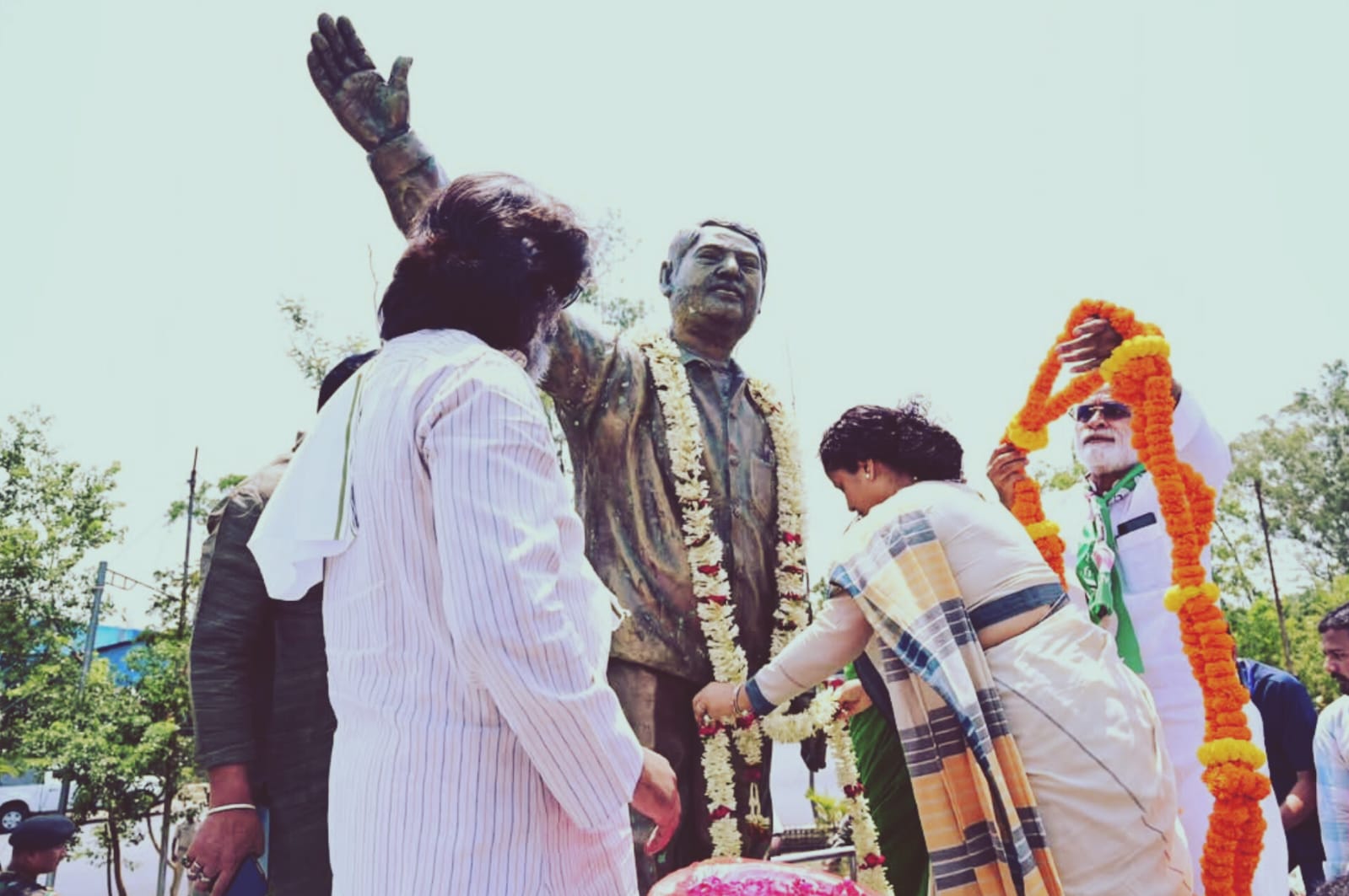 दुर्गा सोरेन की पुण्यतिथि पर मुख्यमंत्री हेमंत सोरेन ने दी श्रद्धांजलि, फिर कह दी ये बड़ी बात...