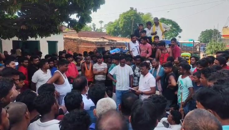 गिरीडीह में बालू लदे ट्रक ने बच्चे को रौंदा, घंटों सड़क जाम,इलाके में मचा हड़कंप