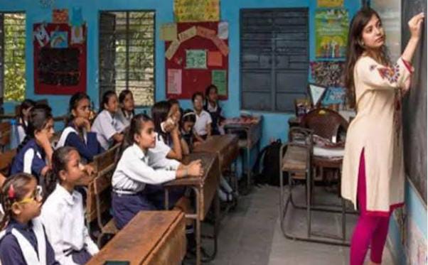 का समझी थी कोई नहीं पकड़ेगा? बिहार कि ये दो टीचर फर्जी तरीके से लगाती थी हाजिरी, लेकिन इनके फोटो ने खोल दिया राज