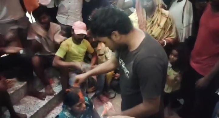 इस प्यार को क्या नाम दूं! तीन बच्चों की मां को युवक से हुआ प्यार, तो शादी रचाने पहुंच गई उसके गांव , पढ़ें फिर क्या हुआ