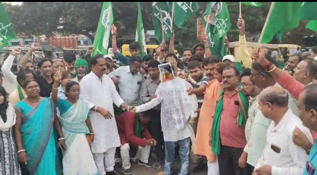 धनबाद के सांसद ढुल्लू महतो के खिलाफ झामुमो ने क्यों छेड़ दी है जंग, कहा-अभी तो पुतला दहन हुआ है, आगे बड़ा होगा !