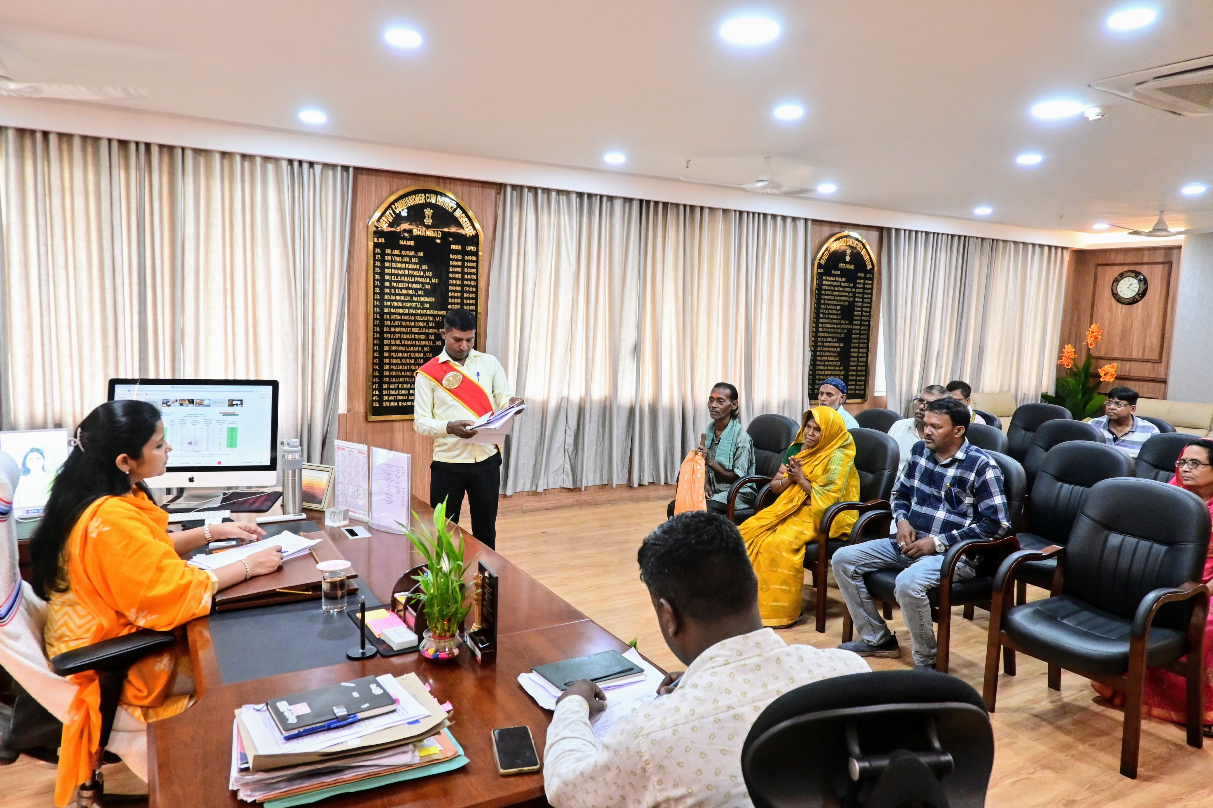 बाघमारा अंचल ऑफिस: सीओ से भी बड़ा है अंचल का कर्मचारी, पढ़िए डीसी के पास पहुंची शिकायत तो क्या हुआ