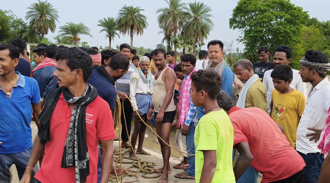 गोड्डा में पहाड़ी नदी का रौद्र रूप, बाढ़ में फंसे वृद्ध और किशोर, ग्रामीण कर रहे है रेस्क्यू, पुलिस मूकदर्शक