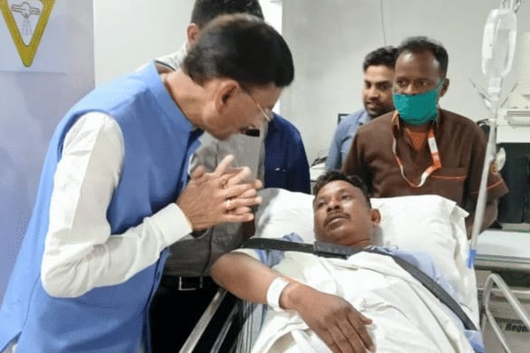 लातेहार: नक्सलियों के साथ मुठभेड़ में घायल जवान को एयरलिफ्ट कर लाया गया रांची, केंद्रीय रक्षा राज्य मंत्री संजय सेठ पहुंचे अस्पताल 