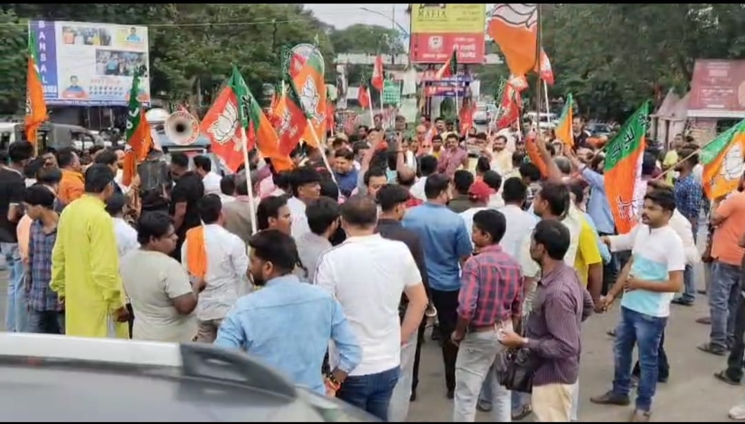 धनबाद -बोकारो एयरपोर्ट की लड़ाई सड़क पर आई, सांसद ढुल्लू महतो के पुतला दहन के जबाव में क्या हुआ, पढ़िए