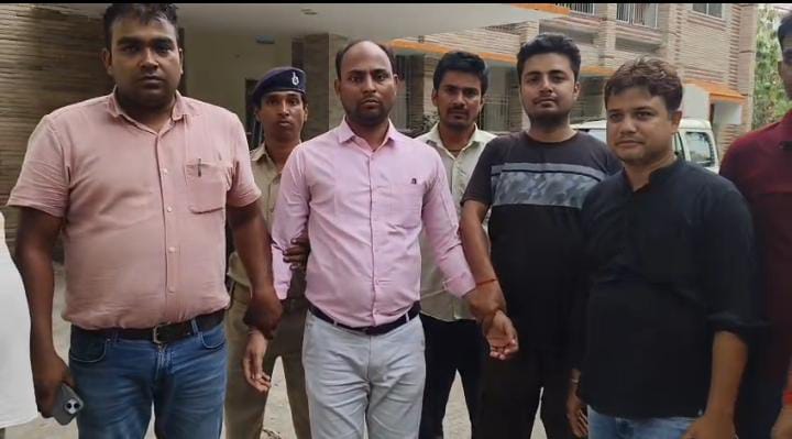 निगरानी टीम ने अंचल कार्यालय के डाटा इंट्री ऑपरेटर को रिश्वत लेते रंगे हाथ पकड़ा, अंचलाधिकारी पर भी कस सकता है शिकंजा