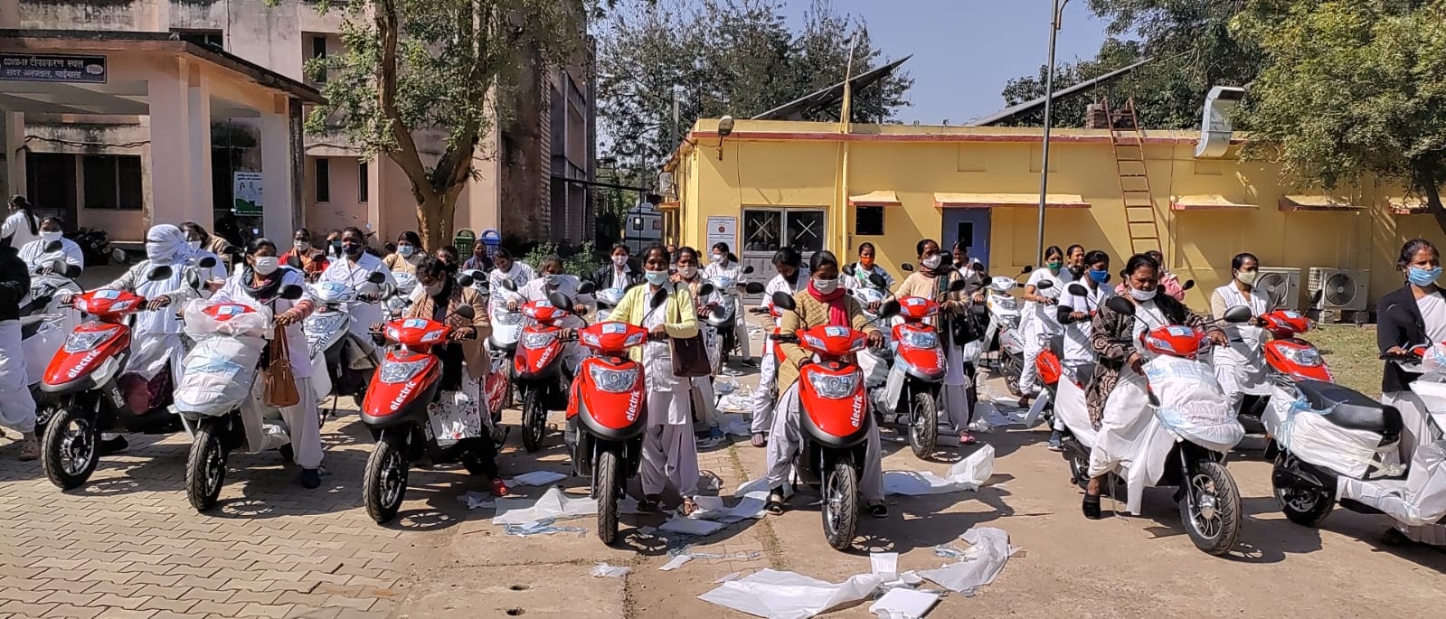 सारंडा-पोड़ाहाट के बीहड़ गांवों में आदिवासियों को घर बैठे मिलेगी स्वास्थ्य सेवा,  स्कूटी से पहुंचेगी एएनएम