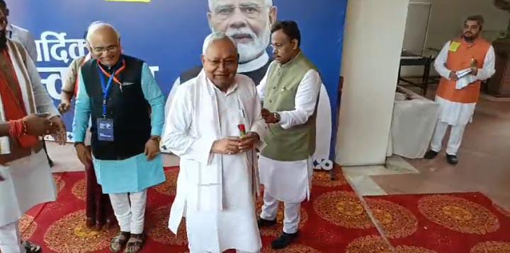 आखिर क्यों प्रधानमंत्री की बैठक अधूरी छोड़कर अचानक बाहर निकले सीएम नीतीश कुमार, राजनीतिक गलियारों में मची हलचल