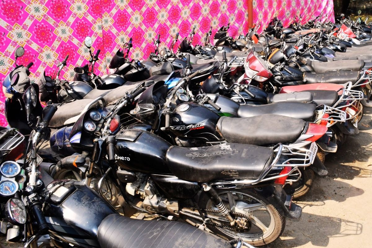 बाइक मालिक रहिये होशियार ! झारखंड से बाइक चुरा कर बिहार में ढोई जा रही शराब, एफआईआर नहीं रहने पर बढ़ेगी मुश्किलें