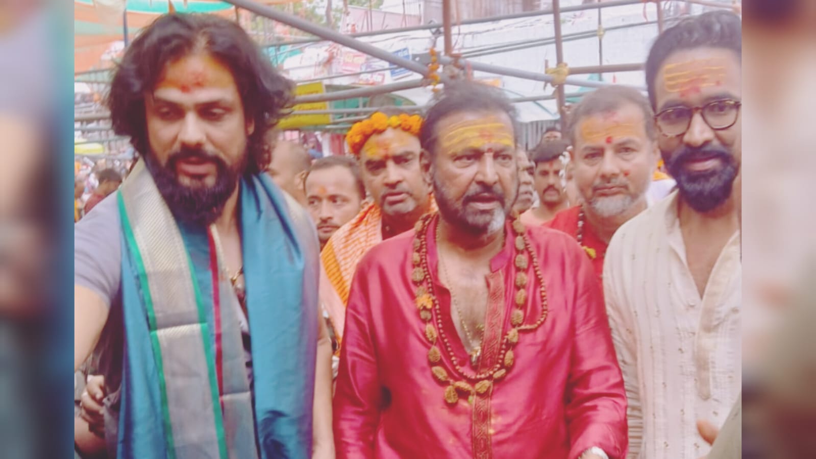 तेलुगु अभिनेता पद्मश्री मोहन बाबू अपने बेटे के साथ पहुंचे बाबाधाम, फ़िल्म 'कन्नप्पा' की सफलता के लिए की प्रार्थना