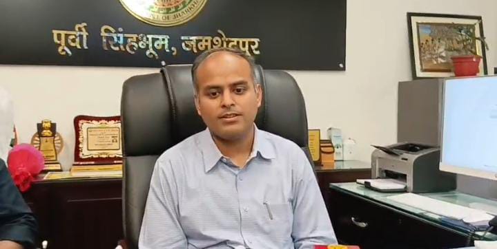 जमशेदपुर के नए डीसी के करण सत्यार्थी ने संभाला पदभार, कहा-सरकारी योजनाओं को धरातल पर उतारना पहली प्राथमिकता 